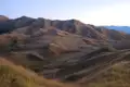 Unterkunft während der Reise: Eine Berghütte am Fuß des Berges.