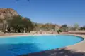 Swimmingpool mit Bergen im Hintergrund