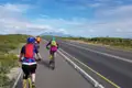 Radfahrer auf einer Küstenstraße.