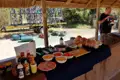 Frühstücksbuffet mit verschiedenen Zutaten und Fahrrädern auf einem Anhänger im Hintergrund, bereit für eine Radtour.