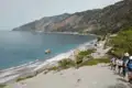 Wanderer auf dem Weg zu einer abgelegenen Bucht an der Küste.
