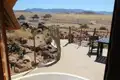Aussicht von der Lodge auf die Landschaft und die Hütten.