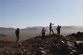 Wandergruppe auf einem Aussichtspunkt mit Blick auf die Wüste.