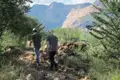 Zwei Wanderer auf einem Bergpfad.