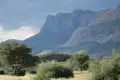 Safari-Gäste beobachten die Berglandschaft vom Fahrzeug aus.