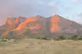 Die im Abendlicht leuchtenden Berge.