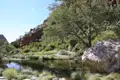 Teich in einer felsigen Schlucht.