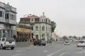 Historische Gebäude und Straßenverkehr in einer Stadt.