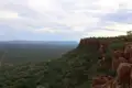 Aussichtspunkt mit Blick über die weitläufige Landschaft und die markanten roten Klippen.