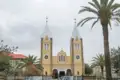 Gelbe Kirche mit zwei Türmen