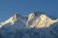 Verschneite Bergspitzen im Sonnenlicht.
