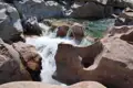 Fließender Fluss über Felsformationen.