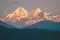 Schneebedeckte Berge im Abendlicht, aufgenommen während der Reise.