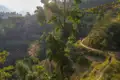 Mountainbiker auf einem Bergpfad.