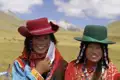Zwei Frauen in traditioneller Kleidung und Hüten, die die lokale Kultur repräsentieren.