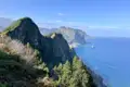 Steile Klippen und grüne Vegetation an der Atlantikküste.