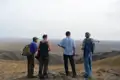 Wanderer mit Rucksäcken beobachten die weite Landschaft während ihrer Reise.