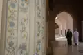 Verzierte Wanddetails und Arkaden in einer Moschee.