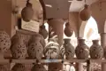 Ausstellung von handgefertigten Töpferwaren in einem Laden. Die durchbrochenen Muster auf den Vasen und hängenden Gefäßen zeigen die lokale Handwerkskunst.