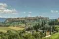 Panorama von Montepulciano mit Blick auf die umliegende Landschaft der Toskana.