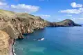 Dramatische Steilküste mit Blick auf das Meer.