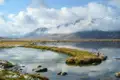 Bergsee mit Wolkenverhangenen Gipfeln