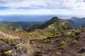 Wanderweg in den Bergen mit Blick auf das Meer.