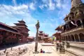 Historische Gebäude und die Statue von König Yogendra Malla auf dem Durbar Square in Kathmandu, Nepal.