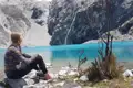 Reisende am Ufer eines türkisfarbenen Bergsees in den Bergen.