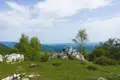 Blick von einem Berggipfel auf die umliegende Landschaft.