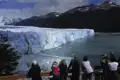 Aussicht auf den Perito-Moreno-Gletscher von einer Aussichtsplattform aus.