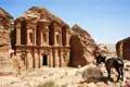 Das Schatzhaus in Petra mit einem Esel im Vordergrund.