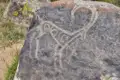 Abgebildete Felszeichnung auf einem Stein.