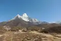 Schneebedeckte Berglandschaft im Himalaya.