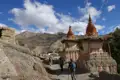 Wanderer auf einem Bergpfad in der Nähe von buddhistischen Chörten.