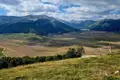 Ausblick auf ein Tal und Berge.