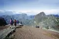 Wanderer auf einem Bergpfad inmitten einer Berglandschaft.
