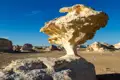Eine Kalksteinformation in der Wüste, geformt durch natürliche Erosion.