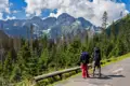 Zwei Wanderer mit Rucksäcken bewundern die Berglandschaft während ihrer Wanderung.