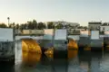 Historische Brücke bei Sonnenuntergang.