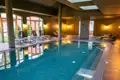 Hotelpool mit Liegestühlen