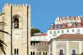 Kathedrale von Lissabon mit Uhr und umliegenden Gebäuden.