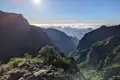 Tiefes Tal mit Wolkenmeer und Sonnenschein.