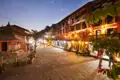 Straßenszene in Nepal bei Nacht.