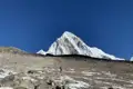 Wanderer auf dem Weg zu einem schneebedeckten Berggipfel.