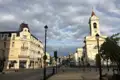 Straßenansicht mit Kirche und Gebäuden.