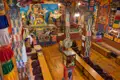 Inneres eines buddhistischen Tempels mit traditionellen Elementen.