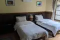 Zwei Einzelbetten im Hotelzimmer, bereit für die Gäste.