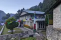 Gebetsfahnen schmücken eine Lodge in den Bergen.