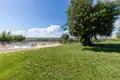 Pool mit Liegestühlen und Landschaftsblick.
